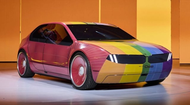 BMW, renk değiştiren yeni elektrikli otomobilini tanıttı!