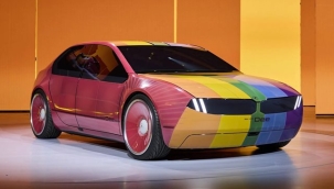 BMW, renk değiştiren yeni elektrikli otomobilini tanıttı!