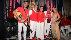 Fedon ve orkestrası sahneye kırmızı beyaz renklerle çıktı