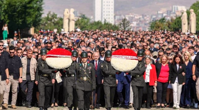 Kılıçdaroğlu, CHP'nin 100'üncü yıl etkinlikleri çerçevesinde Anıtkabir'i ziyaret etti