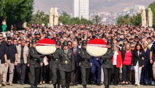 Kılıçdaroğlu, CHP'nin 100'üncü yıl etkinlikleri çerçevesinde Anıtkabir'i ziyaret etti
