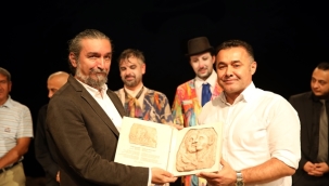 ALANYA BELEDİYE TİYATROSU PERDEYİ YENİ OYUNUYLA AÇTI 'NE KADAR KOMİK BİR ÖYKÜ BU' AYAKTA ALKIŞLANDI