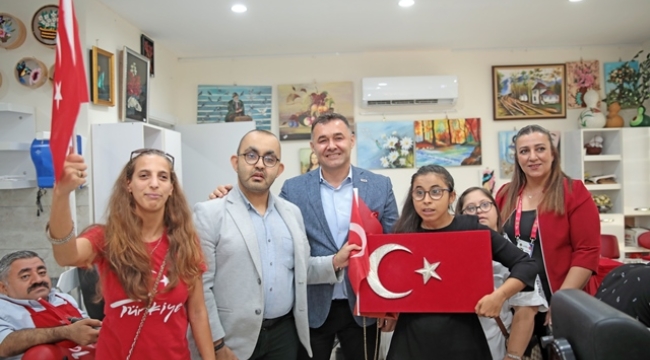 BAŞKAN YÜCEL ENGELLİ BİREYLERLE TÜRK BAYRAĞI TABLOSU YAPTI