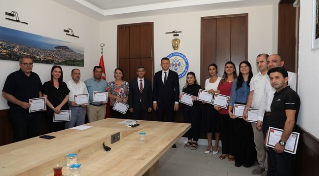 KAYMAKAM ÜRKMEZER'DEN İLÇE NÜFUS MÜDÜRLÜĞÜ MEMURLARINA BAŞARI BELGESİ