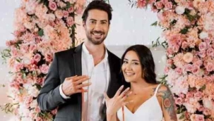 Ünlü şarkıcı Melek Mosso, manken sevgilisiyle nişanlandı