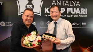 13. Antalya Kitap Fuarı'na yoğun ilgi