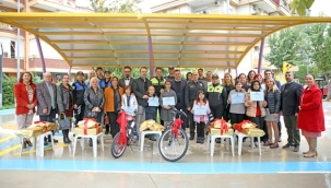 ALANYA BELEDİYESİ'NİN TRAFİK KONULU YARIŞMASI SONA ERDİ DERECEYE GİREN ÖĞRENCİLERİN ÖDÜLLERİNİ BAŞKAN YÜCEL VERDİ