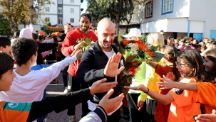 Alanyasporlu futbolcular Hacıkadiroğlu Ortaokulu'nda öğrencilerle buluştu