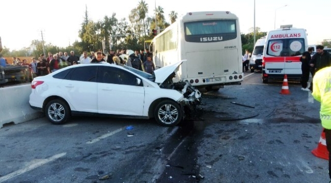 Antalya'da otel servisi ile otomobil çarpıştı: 2 ölü, 14 yaralı