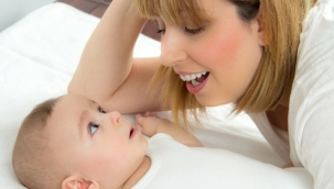 Bebeklerle şarkı söyleyerek konuşmak dil öğrenmelerine yardımcı oluyor