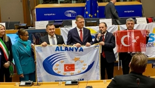 KAYMAKAM ÜRKMEZER VE BAŞKAN YÜCEL 2024 AKDENİZ SPOR BAŞKENTİ ÖDÜLÜ'NÜ TESLİM ALDILAR BAŞKAN YÜCEL: BU GURUR HEPİMİZİN