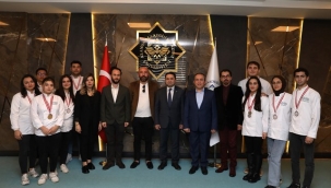 ÖDÜL ALAN ÖĞRENCİLERDEN REKTÖR'E ZİYARET