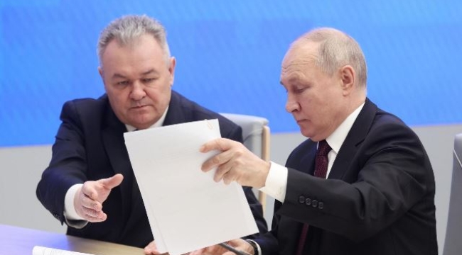 Putin, Merkez Seçim Komisyonu'na gelerek adaylık kayıt belgelerini teslim etti