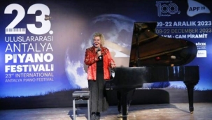 Ünlü Piyanist Gülsin Onay lise öğrencileriyle buluştu