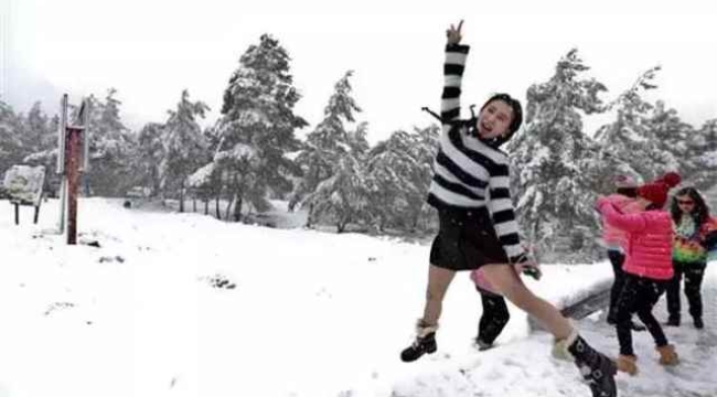 Antalya'da kar: Yer yer 10 santimetreyi buldu