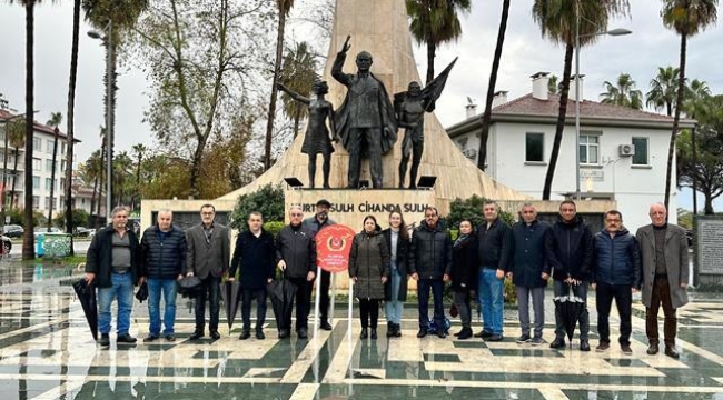 Gazeteciler Atatürk Anıtı'na çelenk bıraktı