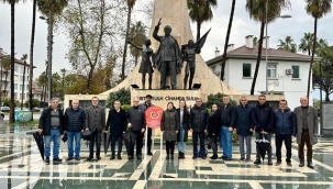 Gazeteciler Atatürk Anıtı'na çelenk bıraktı