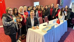 Ünlü gazeteci AGC'nin etkinliğinde öğrencilerle buluştu