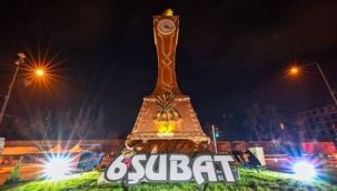 Deprem gününden beri 04.17'yi gösteren saat kulesi anıta dönüştürüldü