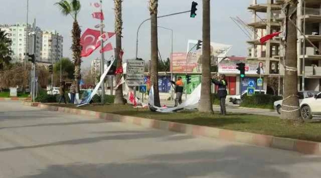 Adana'da 'siyasi parti afişi' kirliliğine son: Afişler toplatıldı