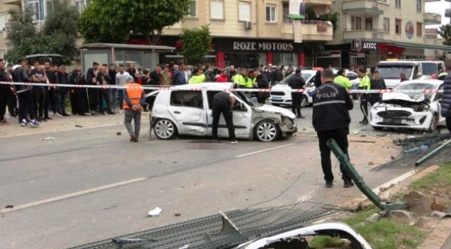 Alanya'da bariyerleri kıran otomobil iki araca çarptı: 2 ölü, 4 yaralı