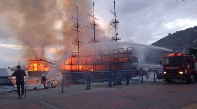 Alanya'da İki tur teknesi alev alev yandı, ekipler seferber oldu