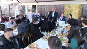 Özçelik Üniversitelilerle Buluştu