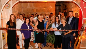11 UKRAYNALI KADININ HAZIRLADIĞI 'SANATÇILARIN GÖZÜNDEN ALANYA' SANAT SERGİSİ AÇILDI