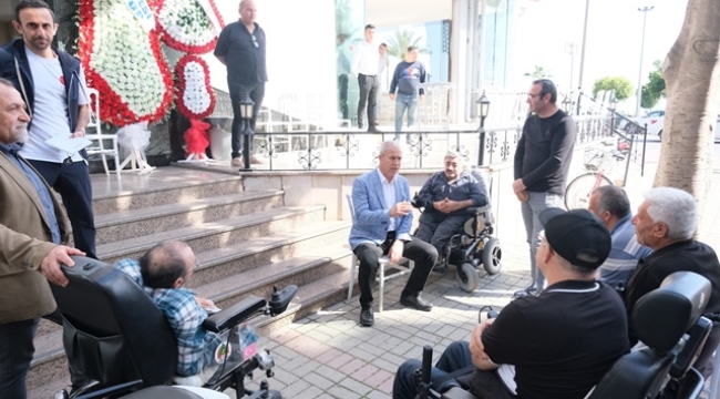 Alanya Belediye Başkanı seçilen Osman Tarık Özçelik, kendisini tebrik etmeye gelen ziyaretçilerini ağırlıyor.