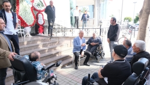 Alanya Belediye Başkanı seçilen Osman Tarık Özçelik, kendisini tebrik etmeye gelen ziyaretçilerini ağırlıyor.