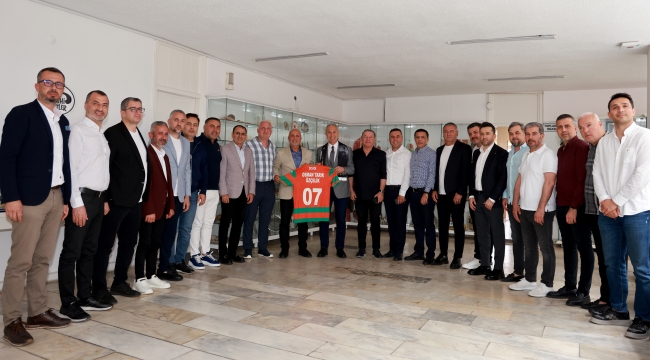 Alanyaspor'dan Belediye Başkanı Özçelik'e 'hayırlı olsun' ziyareti