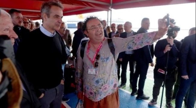 Ayvalık'tan Midilli'ye kapıda vize uygulaması ile ilk geçen Türk turist kafilesini Yunan Başbakanı karşıladı