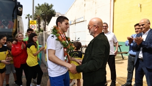 Dünya şampiyonuna coşkulu karşılama