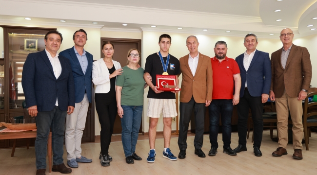 Dünya şampiyonundan Başkan Özçelik'e ziyaret