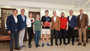 Dünya şampiyonundan Başkan Özçelik'e ziyaret