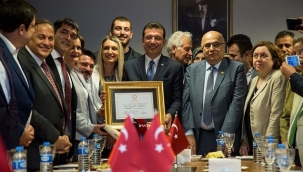 İstanbul Büyükşehir Belediye Başkanı Ekrem İmamoğlu mazbatasını aldı