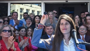 Lal Denizli Çeşme'de görevine başladı: 'Ailem siyaset yapmamı tercih etmezdi'