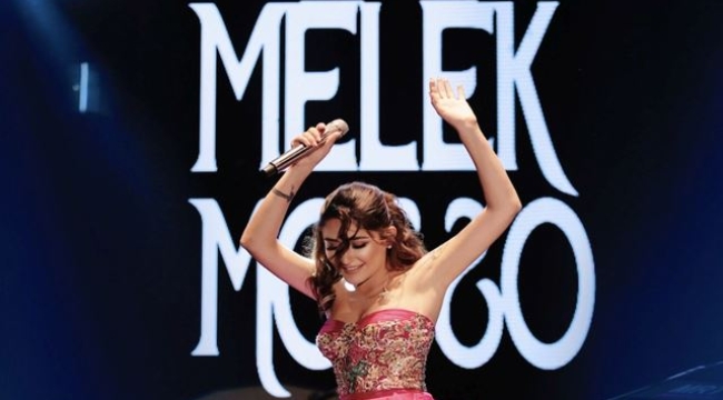 Melek Mosso Konserde evlilik yıl dönümü kutladı