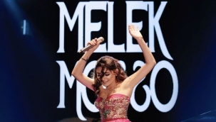 Melek Mosso Konserde evlilik yıl dönümü kutladı