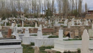 Ölen borçlusunun mezarını açtı, mezarı ateşe verip cesedi yakmak istedi