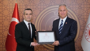 Özçelik mazbatasını aldı