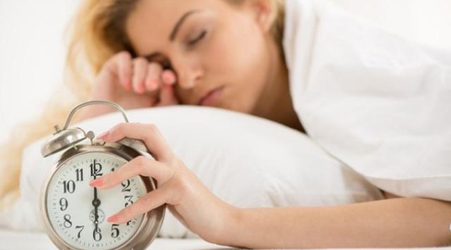 Sabah uyanmakta ve yataktan kalkmakta güçlük çekiyorsanız dikkat: 9 nedeni olabilir