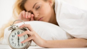 Sabah uyanmakta ve yataktan kalkmakta güçlük çekiyorsanız dikkat: 9 nedeni olabilir