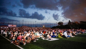ALANYA BELEDİYESİ ÜNİVERSİTE ÖĞRENCİLERİNİ AÇIK HAVA SİNEMASI'NDA BULUŞTURDU
