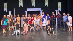 Öğretmen ve öğrenciler sahnede mest etti