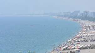 Antalya'da nem oranı yüzde 86'yı geçti, gökyüzünü sis bulutu kapladı