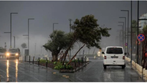 Antalya'da yağış ve fırtına etkili oldu: Hava sıcaklığı 15 dakikada 16 derece birden düştü