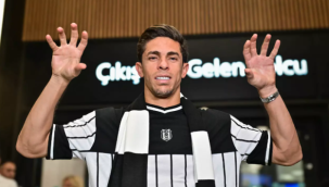 Beşiktaş'ın yeni transferi İstanbul'da: Formayı giyip 'kartal pozu' verdi
