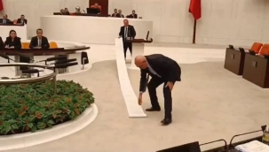 Meclis'te, Türkiye'de yakalanan uluslararası çete liderlerinin 20.5 metrelik listesi gösterildi