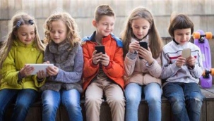 İtalya'da ortaokula kadar akıllı telefon kullanımı yasak